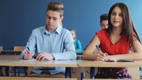 prueba-de-los-estudiantes-con-los-cuadernos-de-escritura-en-la-escuela