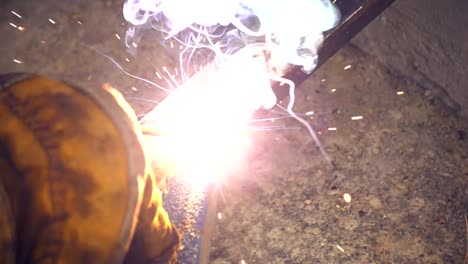 Welding-steel-with-electricity-in-slow-motion