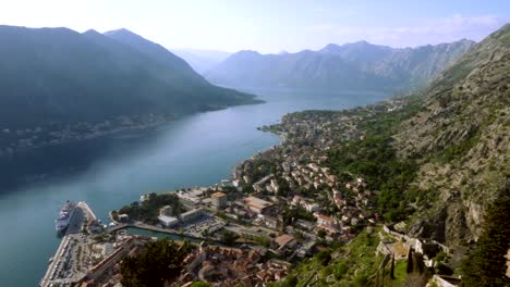 Die-Stadt-ist-zwischen-dem-Meer-und-den-Bergen-eingeklemmt.