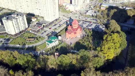 Draufsicht-auf-die-Christian-Church-in-der-Stadt.-Video.-Blick-auf-den-heiligen-Tempel-im-urbanen-Umfeld