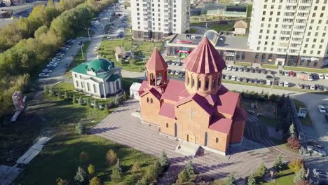 Draufsicht-auf-die-Christian-Church-in-der-Stadt.-Video.-Blick-auf-den-heiligen-Tempel-im-urbanen-Umfeld