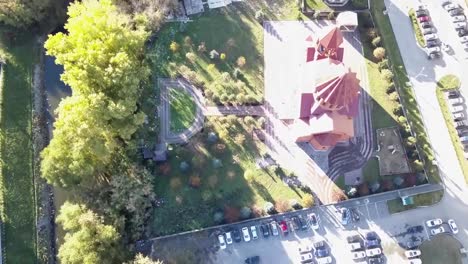 Draufsicht-auf-die-Christian-Church-in-der-Stadt.-Video.-Blick-auf-den-heiligen-Tempel-im-urbanen-Umfeld