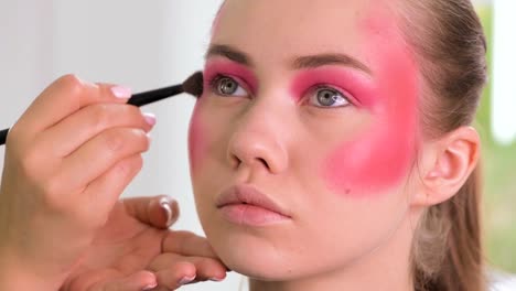 Mode-Modell-immer-schussbereit.-Make-up-Artist-Hände-gelten-Kosmetik-auf-Modellfläche-in-einem-Zeitraffer-Bewegung