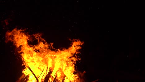 große-und-hohe-Feuer-in-der-Nacht