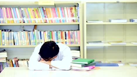 Estudio-duro-en-biblioteca.-Estudio-de-niño-chino-duro-en-biblioteca.-Caída-a-dormir.