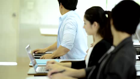 Ich-werde-durch-diese-Studie-heute-bekommen.-Die-Teilnehmer-lernen-im-Klassenzimmer-in-der-Universität.