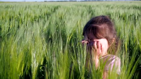 Emociones-del-niño-en-el-campo-de-trigo