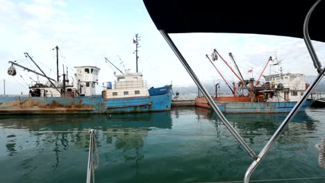 Barcos-en-el-puerto-de-Batumi,-Georgia-transporte,-industria-del-buque,-Puerto-de-los-pescados