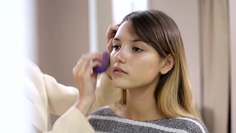 maquillaje-profesional-en-el-salón-de-belleza-master-pone-un-maquillaje-profesional-verano-fresco-de-una-hermosa-modelo-en-el-salón