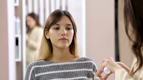 maquillaje-profesional-en-el-salón-de-belleza-master-pone-un-maquillaje-profesional-verano-fresco-de-una-hermosa-modelo-en-el-salón