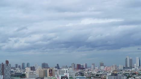 Horizonte-de-la-ciudad-de-Bangkok-en-el-lapso-de-tiempo-del-día-lluvioso