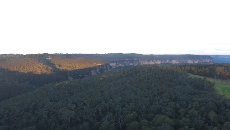 Imágenes-de-Drone-volando-sobre-las-montañas-azules,-Australia