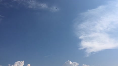 schönen-blauen-Himmel-mit-Wolken-Hintergrund.-Himmel-Wolken.-Himmel-mit-Wolken-Wetter-Natur-Wolke-blau.-Blauer-Himmel-mit-Wolken-und-Sonne.