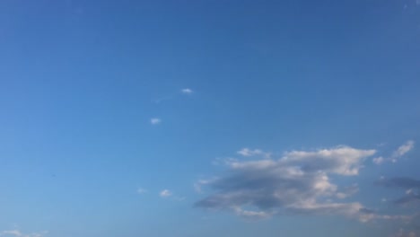 schönen-blauen-Himmel-mit-Wolken-Hintergrund.-Himmel-Wolken.-Himmel-mit-Wolken-Wetter-Natur-Wolke-blau.-Blauer-Himmel-mit-Wolken-und-Sonne.