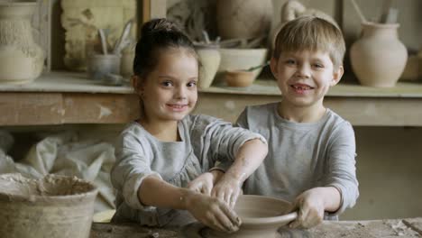 Süße-Kinder-Töpfern-und-posiert