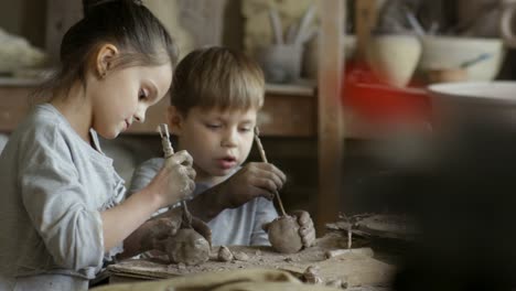Kinder-mit-Keramik-Ton-im-Workshop-Bildhauerei