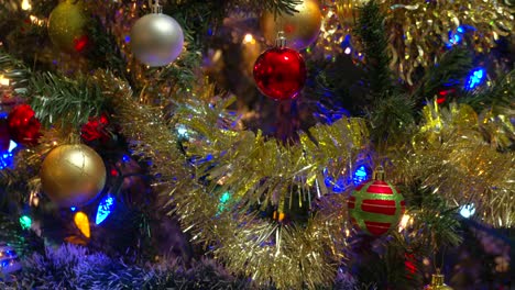 Tiro-dolly-adornos-árbol-de-Navidad.-4-K.-UHD