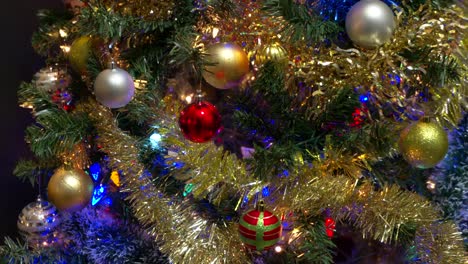 Christbaumschmuck-und-Lichter-Dolly-erschossen.-4K-UHD