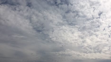 Bewölkter-Himmel.-Weiße-Wolken-verschwinden-in-der-heißen-Sonne-am-blauen-Himmel.-Time-Lapse-Bewegung-Wolken-blauer-Himmelshintergrund.-Blauer-Himmel-mit-weißen-Wolken-und-Sonne.