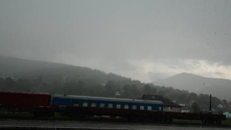 Alten-Zug-steht-auf-einer-Landschaft-Bahnhof