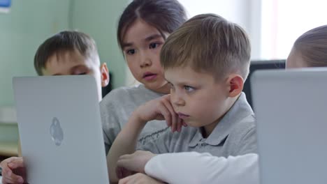 Schulkinder,-die-Aufgabe-auf-Laptop-Computer