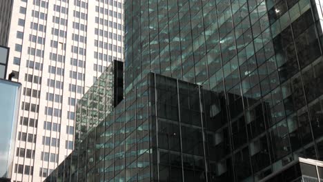 Stadt-Bürogebäude-mit-Glas-Windows-Cutaway-erschossen