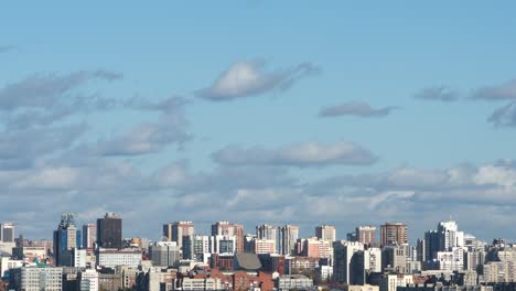 Zeitraffer:-Wolken-und-Stadtbild,-Novosibirsk,-Russland