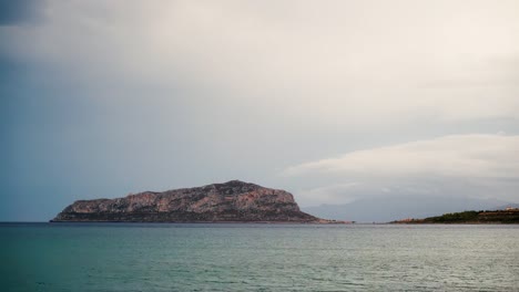 Vista-de-la-isla-de-Monemvasia-en-timelapse-de-Grecia