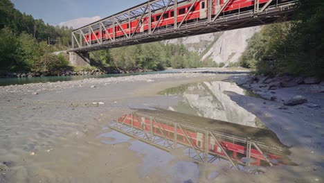 Fluß-Rhein-in-der-Schlucht-Ruinaulta-im-Sommer