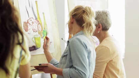 Studenten-mit-Staffeleien-Malerei-an-der-Kunstakademie