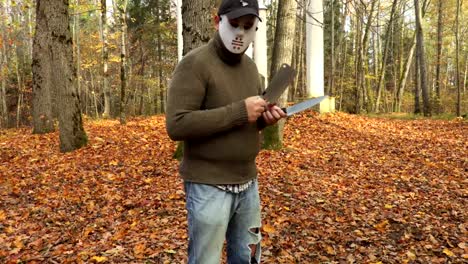 Man-in-Halloween-mask-and-with-two-knives