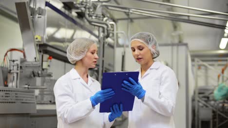 Frauen-Technologen-in-Eis-Fabrik