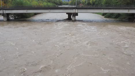 Serio-Flusses-geschwollen-nach-starken-Regenfällen.-Provinz-von-Bergamo,-Italien