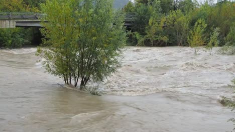 El-río-Serio-hinchado-después-de-fuertes-lluvias.-Provincia-de-Bérgamo,-Italia-norteña