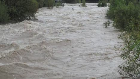 El-río-Serio-hinchado-después-de-fuertes-lluvias.-Provincia-de-Bérgamo,-Italia-norteña