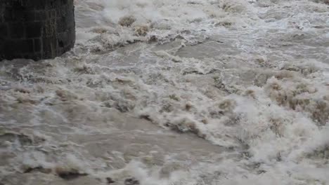 El-río-Serio-hinchado-después-de-fuertes-lluvias.-Provincia-de-Bérgamo,-Italia-norteña