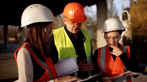 Leitender-Ingenieur-vor-Ort-diskutieren-Bau-mit-dem-Kunden