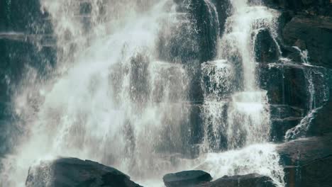 Slow-Motion-Aufnahmen-von-Skok-Wasserfall-im-Hotel-Dolina-in-der-hohen-Tatra-Gebirge,-Slowakische-Republik