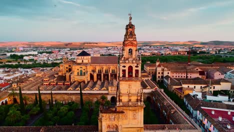 Torre-del-campanario-y-la-gran-mezquita-de-Córdoba