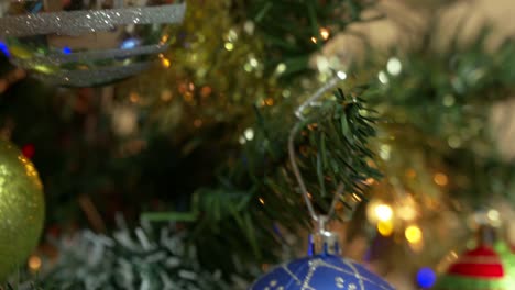 Árbol-de-Navidad,-adornos-colgantes-de-inclinación-tiro.-4-K.-UHD