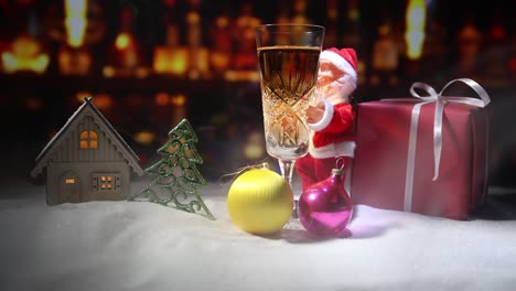 Glas-Champagner-mit-Weihnachtsdekoration.-Traditionelle-Winter-Urlaub-Alkohol-trinken-im-Schnee-mit-kreativen-Neujahr-Kunstwerk.-Textfreiraum