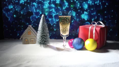 Glas-Champagner-mit-Weihnachtsdekoration.-Traditionelle-Winter-Urlaub-Alkohol-trinken-im-Schnee-mit-kreativen-Neujahr-Kunstwerk.-Textfreiraum