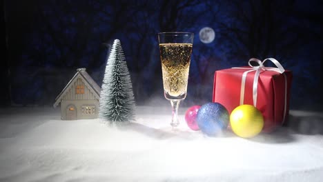 Glas-Champagner-mit-Weihnachtsdekoration.-Traditionelle-Winter-Urlaub-Alkohol-trinken-im-Schnee-mit-kreativen-Neujahr-Kunstwerk.-Textfreiraum