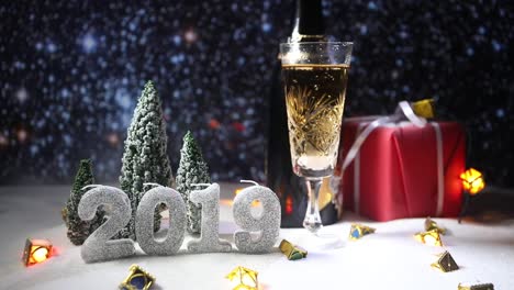 Glas-Champagner-mit-Weihnachtsdekoration.-Traditionelle-Winter-Urlaub-Alkohol-trinken-im-Schnee-mit-kreativen-Neujahr-Kunstwerk.-Textfreiraum