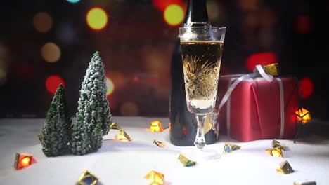 Glas-Champagner-mit-Weihnachtsdekoration.-Traditionelle-Winter-Urlaub-Alkohol-trinken-im-Schnee-mit-kreativen-Neujahr-Kunstwerk.-Textfreiraum