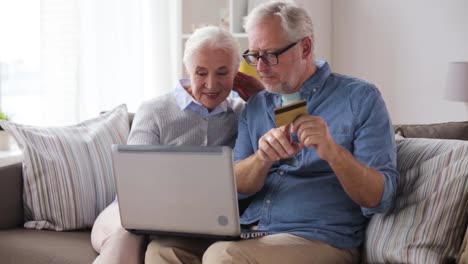 feliz-pareja-senior-con-laptop-y-tarjeta-de-crédito