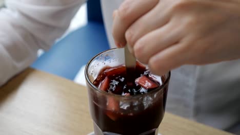 Frau-in-einem-Café-rührt-Glühwein