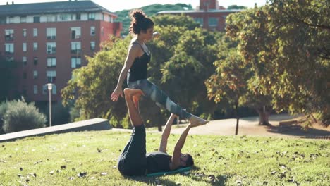 Beautiful-couple-practicing-acro-yoga-in-the-morning