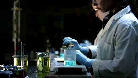 Estudiantes-universitarios-hacen-experimentos-en-un-laboratorio-de-química