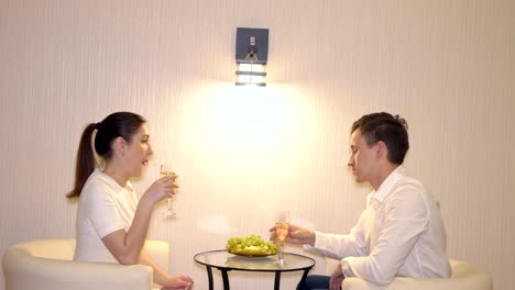 Romantic-rendezvous-of-a-young-couple-with-fruits-and-champagne